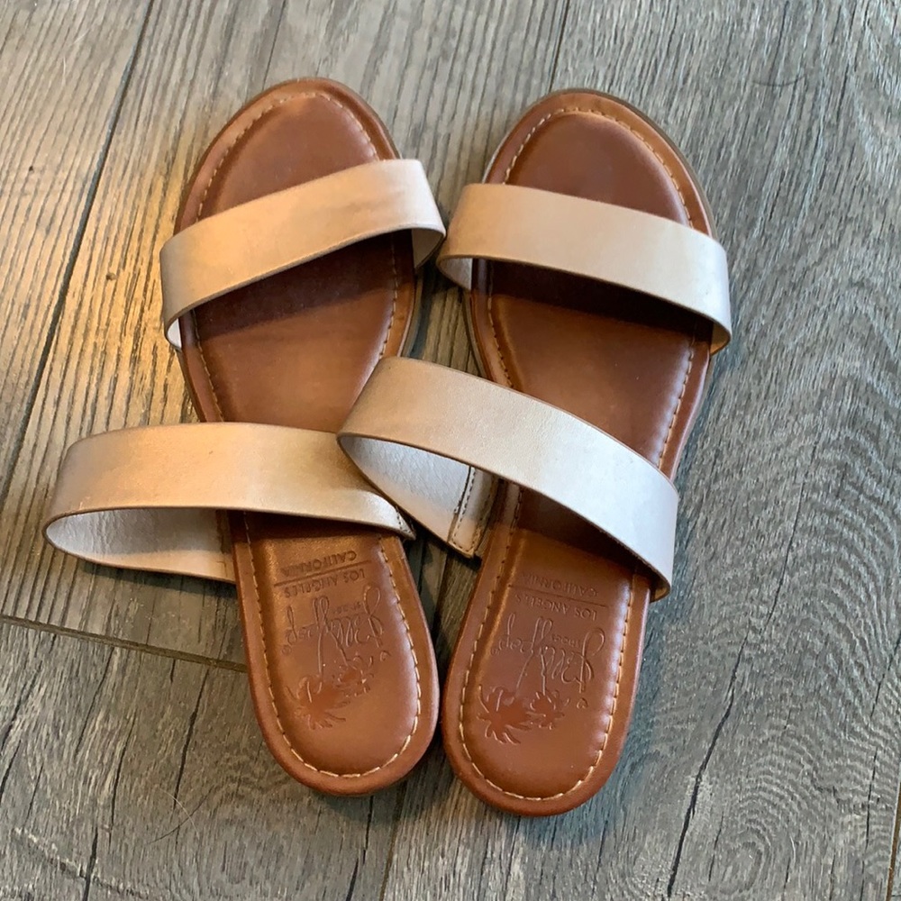 SANDALS •
